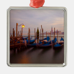 Adorno Metálico Italia, Venecia. Gondolas ancladas al anochecer.