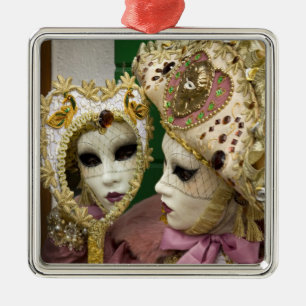 Adorno Metálico Italia, Venecia, Isla Burano. Mujer vestida con