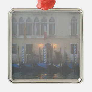 Adorno Metálico Italia, Venecia. Una hilera de góndolas vistas