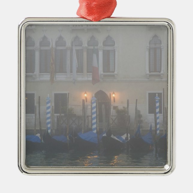 Adorno Metálico Italia, Venecia. Una hilera de góndolas vistas (Frente)