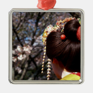 Adorno Metálico Japón, Kioto. Vista trasera de geisha