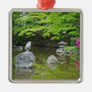 Adorno Metálico Japón, Kyoto. Garza en hojas verdes frescas
