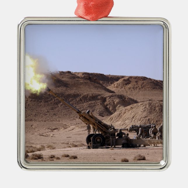 Adorno Metálico La llama y el humo emergen del bozal (Frente)