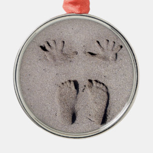 Adorno Metálico La mano y los pies imprime en arena de la playa de