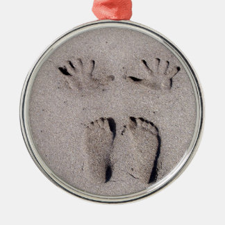 Adorno Metálico La mano y los pies imprime en arena de la playa de