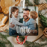 Adorno Metálico La mejor foto Personalizado del chico<br><div class="desc">Hágale saber a un tío que es el mejor con esto; Corte Modern Personalizado Foto tío Ornamento de Navidad. El diseño presenta una divertida tipografía blanca que dice 'El mejor tío'. Simplemente sube tu imagen favorita y personaliza el nombre o nombres de quién es. El color del texto se puede...</div>