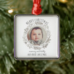 Adorno Metálico La primera foto de Navidad para mamá<br><div class="desc">La primera heredera de Navidad del bebé adorna foto de bebé para mamá y papá. Añada la foto de su bebé rodeada de Navidades y una tipografía tipográfica de estilo lindo escrito a mano. Este adorno está diseñado para los nuevos padres. Mamá puede sorprender a papá, o papá puede sorprender...</div>