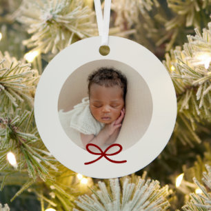 Adorno Metálico La primera foto mínima de bebe roja en Navidad