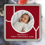Adorno Metálico La primera foto navideña de un niño bebé personali<br><div class="desc">Este elegante ornamento de fotos navideñas de Baby Boy está decorado con la palabra JOY en un fondo rojo marrón. Personalizable fácil con tu foto,  nombre y año.</div>