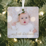 Adorno Metálico La primera foto navideña del bebé<br><div class="desc">Tu foto favorita en un adorno metalizado cuadrado. ¡Sube tu propia imagen para crear adornos de árbol de Navidad para ti mismo o como regalo para la familia,  amigos,  padres y abuelos!</div>