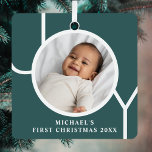 Adorno Metálico La primera foto verde de Navidad del bebé personal<br><div class="desc">El primer ornamento de fotos navideñas de este bebé está decorado con la palabra JOY en un fondo verde oscuro. Personalizable fácil con tu foto,  nombre y año.</div>