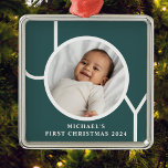 Adorno Metálico La primera foto verde del bebé personalizada para<br><div class="desc">El primer ornamento de fotos navideñas de este bebé está decorado con la palabra JOY en un fondo verde oscuro. Personalizable fácil con tu foto,  nombre y año.</div>