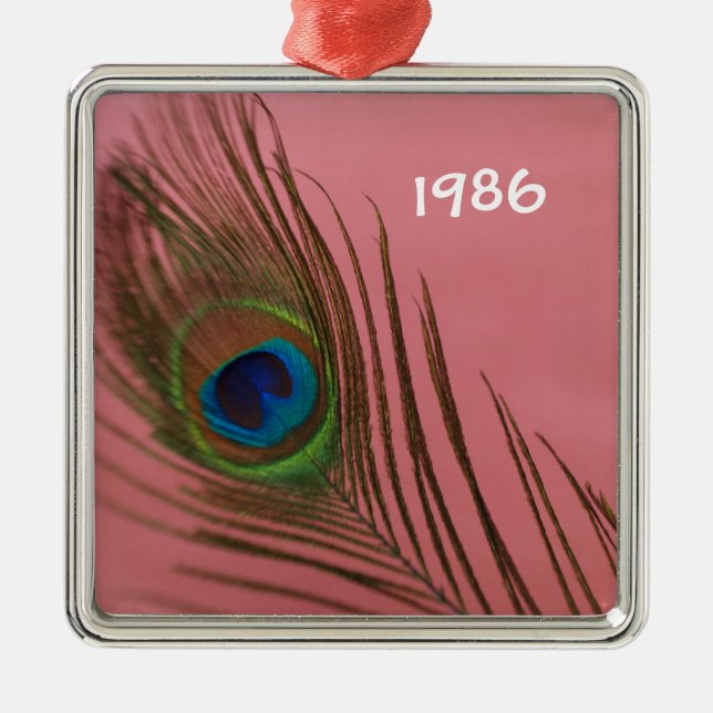 Adorno Metálico La vida de la pluma rosada de pavo real oscura (Frente)