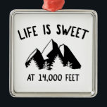 Adorno Metálico La Vida Es Dulce A 14.000 Pies<br><div class="desc">Son las montañas más altas de Colorado,  California y el estado de Washington. Te están llamando - ¡sal y sube!</div>