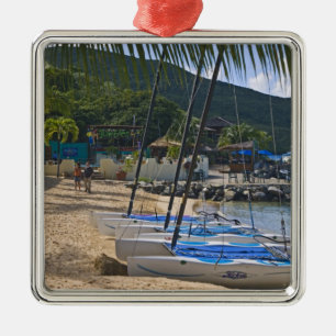Adorno Metálico lado de la playa en Leverick Bay Resort & Marina,