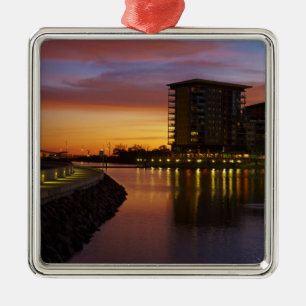 Adorno Metálico Laguna de recreo y apartamentos al atardecer