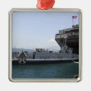 Adorno Metálico Landing Craft Utility se mueve a su posición