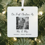 Adorno Metálico Las Parejas Boda Regalo Nuestra Primera Navidad Sr<br><div class="desc">Celebra tu primera Navidad como pareja casada con nuestro "Boda de parejas de regalo nuestra primera Navidad Sr. y Sra. Ornament Metalizado". Este elegante adorno combina con gusto el minimalismo moderno con un toque de sofisticación, lo que lo convierte en un recuerdo memorable para los recién casados. Con el clásico...</div>
