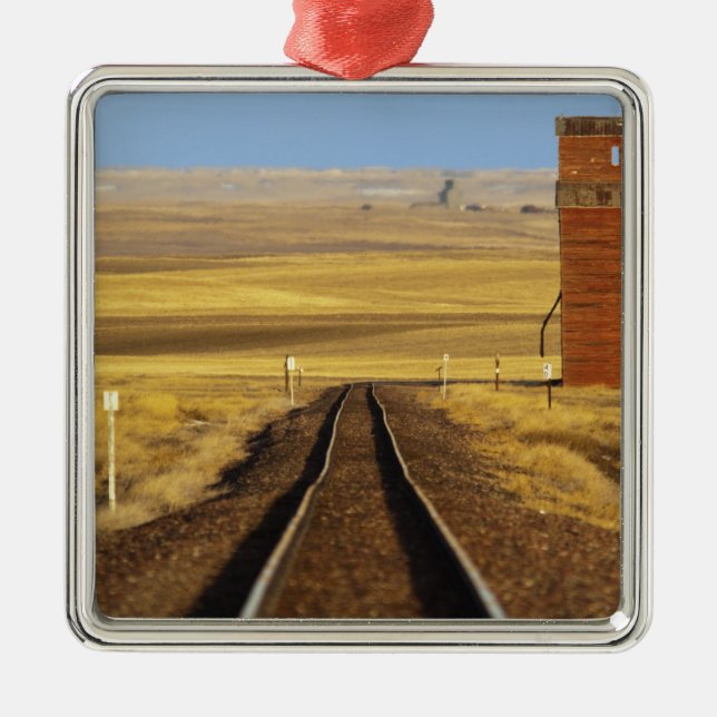 Adorno Metálico Las vías ferroviarias conducen a un viejo granero  (Frente)