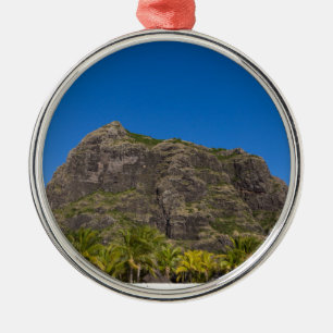 Adorno Metálico Le Morne Brabant Mauricio con cielo azul