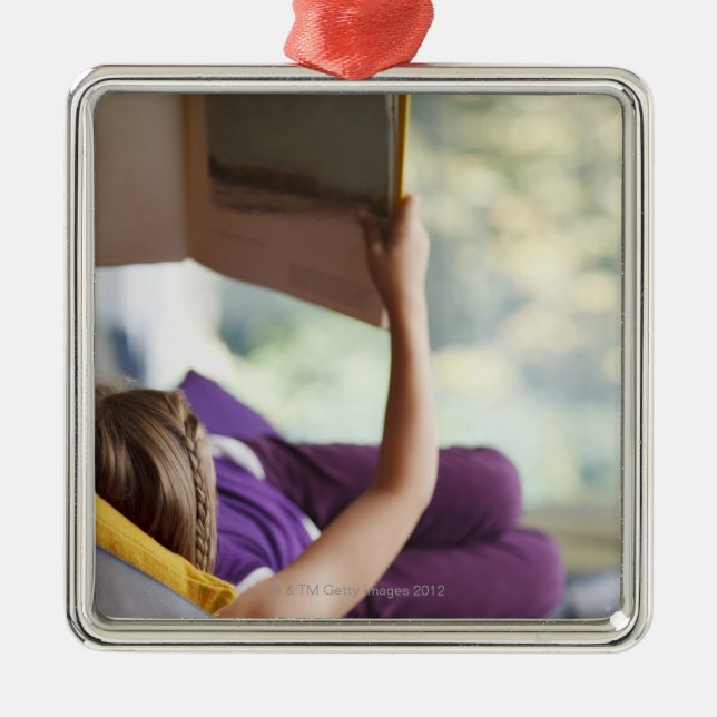 Adorno Metálico Libro de lectura de la fijación del chica (Frente)