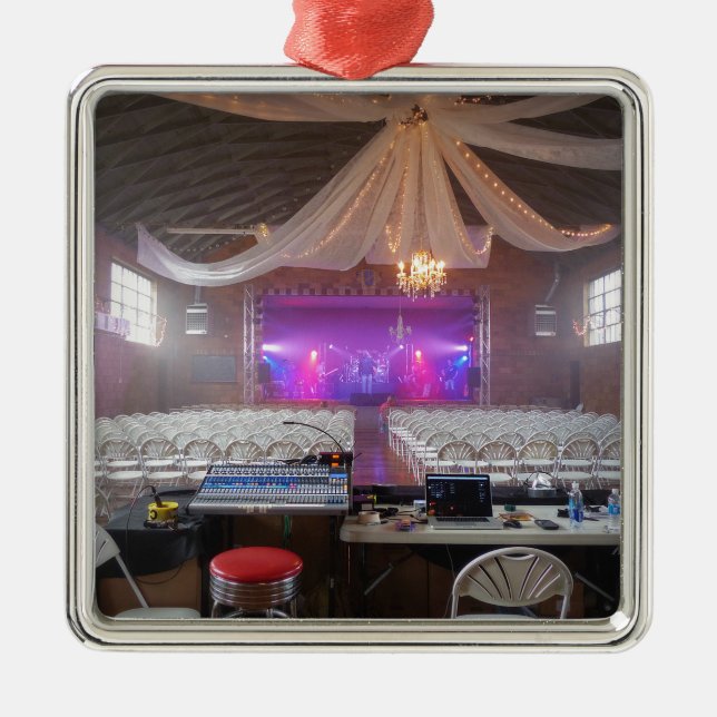 Adorno Metálico Listo para un concierto (Frente)