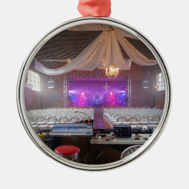 Adorno Metálico Listo para un concierto (Frente)