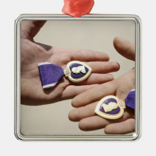 Adorno Metálico Los beneficiarios de Purple Heart exhiben sus