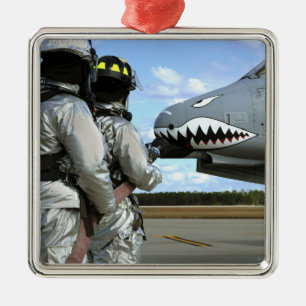 Adorno Metálico Los bomberos despliegan una manguera de bomberos