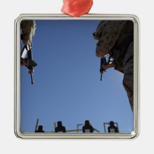 Adorno Metálico Los marines cambian revistas en medio de disparos