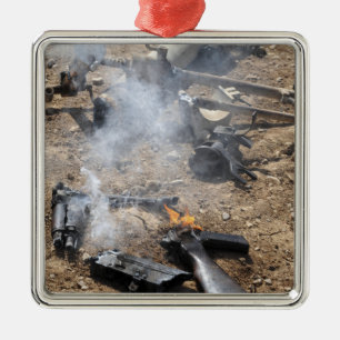 Adorno Metálico Los pedazos de armas enemigas presentan para