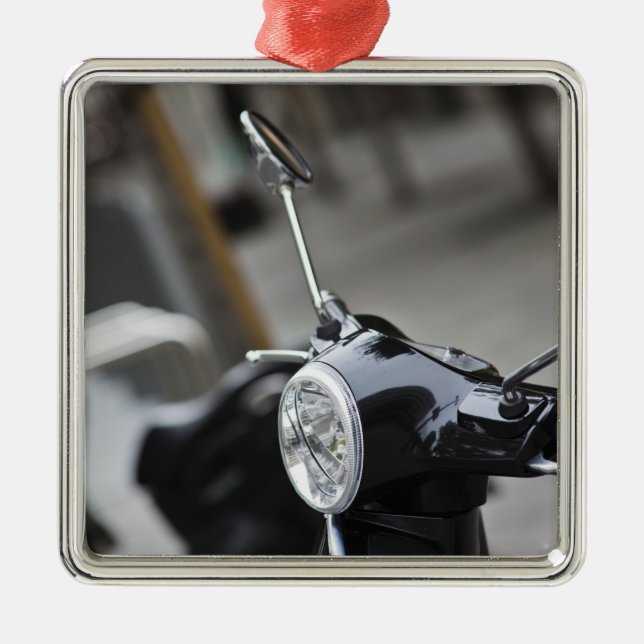 Adorno Metálico Madrid, scooter negro de Vespa (Frente)