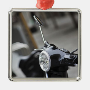 Adorno Metálico Madrid, scooter negro Vespa