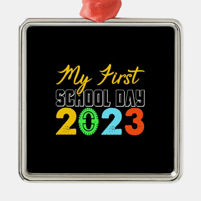 Adorno Metálico Maestra Mi primer día escolar 2023 (Frente)
