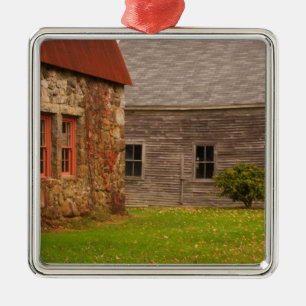 Adorno Metálico Maine, edificio de piedra viejo y granero de