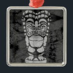 Adorno Metálico Makapuu Beach Hawaiian Laughing Tiki Batik<br><div class="desc">Un diseño de tiki riéndose con textura de batik. Este tiki recuerda a los diseños usados en camisetas de aloha de época en los años cuarenta y cincuenta. Este diseño se presenta en varios colores.</div>