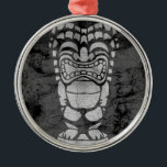 Adorno Metálico Makapuu Beach Hawaiian se ríe Tiki Batik<br><div class="desc">Un diseño de tiki riéndose con textura de batik. Este tiki es reminiscente de los diseños usados en camisetas de aloha vintage en los años cuarenta y cincuenta. Este diseño se presenta en varios colores.</div>