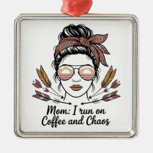 Adorno Metálico Mamá, corro con café y caos