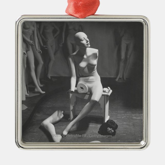 Adorno Metálico Maniquí con la pierna y el brazo quitados (Frente)