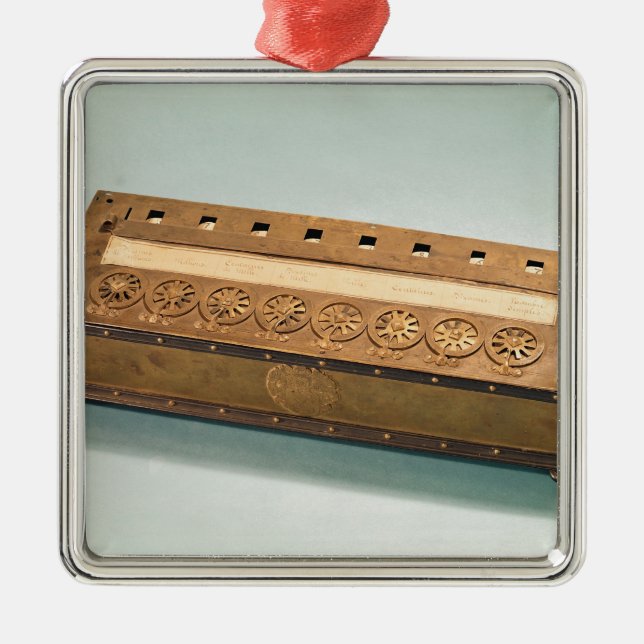 Adorno Metálico Máquina calculadora inventada por Blaise Pascal (Frente)