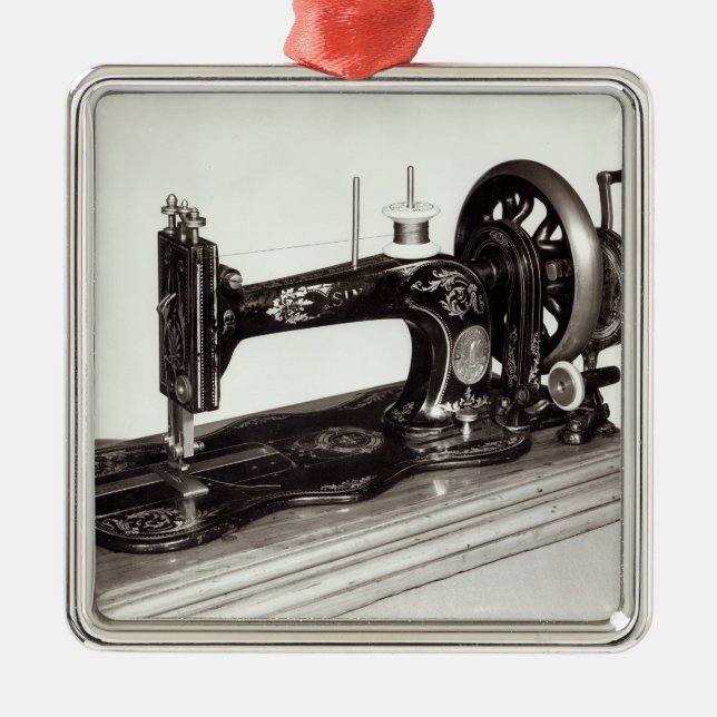 Adorno Metálico Máquina de coser 'New Family', 1865 (Frente)