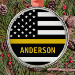 Adorno Metálico Marcador de línea de oro fino personalizado US 911<br><div class="desc">Ornamento delgado de la línea de oro para 911 despachadores y policías despachadores. Personalice este ornamento de dispatcher con nombre y año. Este regalo personalizado de distribuidor es perfecto para la apreciación de los despachadores de policía, 911 regalos de agradecimiento de los despachadores y regalos de jubilación de los despachadores...</div>