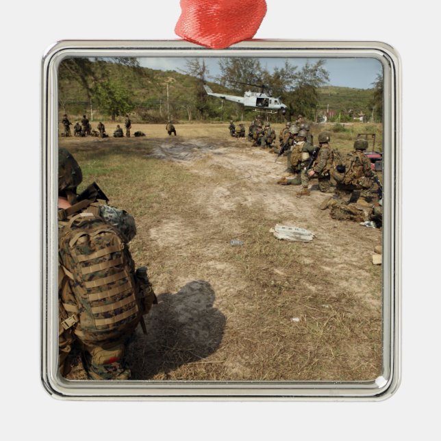 Adorno Metálico Marines estadounidenses proporcionan seguridad com (Frente)