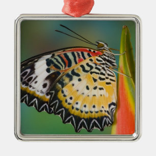 Adorno Metálico Mariposa en Flor Tropical