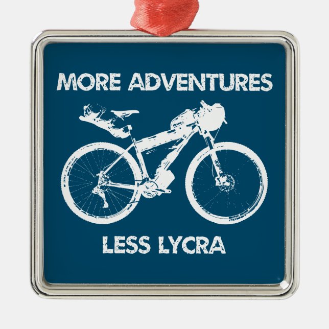 Adorno Metálico Más aventuras Menos el Bikepacking en Lycra (Frente)