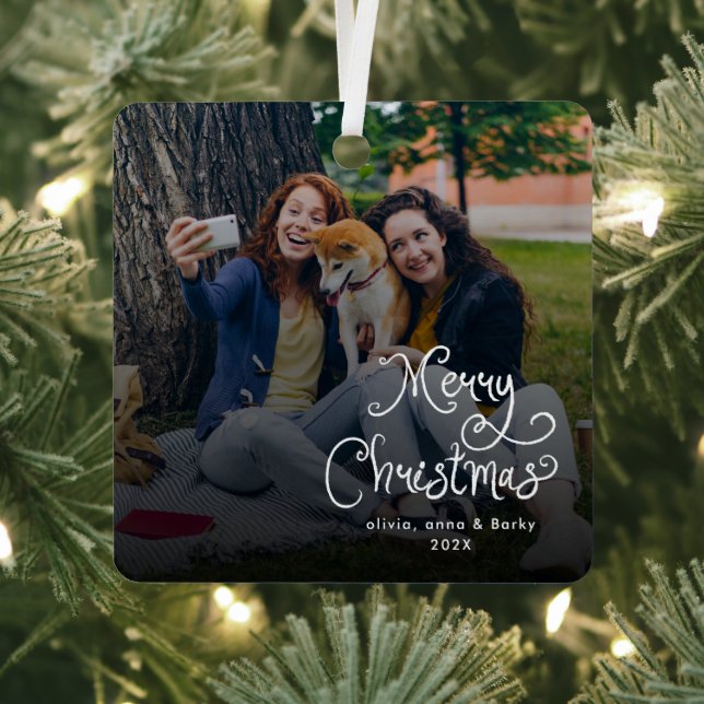 Adorno Metálico Merry Christmas Whimsical Script Family Photo Dog (in situ)