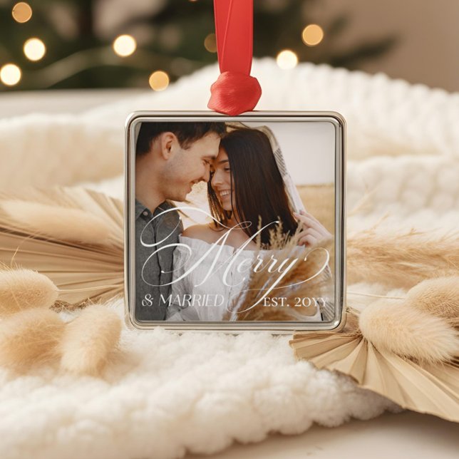 Adorno Metálico Merry & Married Elegant Script Newlyweds Photo (Merry & Married Elegant Script Newlyweds Photo Metal Ornament)