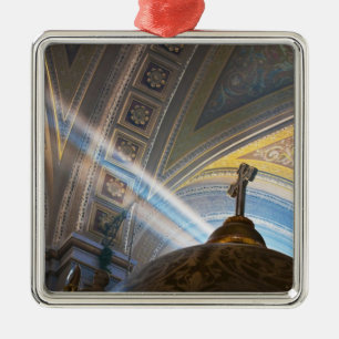 Adorno Metálico México, Morelia. Los rayos del sol penetran en el 