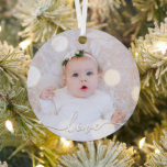 Adorno Metálico Mi foto del bebé personalizada<br><div class="desc">Foto de su bebé en un adorno metalizado redondo. ¡Sube tu propia imagen para crear adornos de árbol de Navidad para ti mismo o como regalo para la familia, amigos, padres y abuelos! La palabra amor en un guión de verificación aparece sobre tu foto en la parte delantera y agrega...</div>