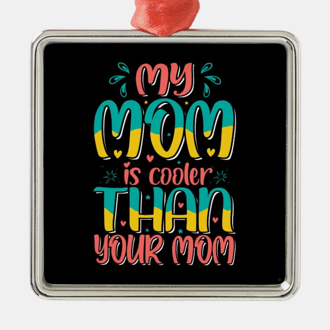 Adorno Metálico Mi Mamá Es Más Fría Que Tu Mamá (Frente)